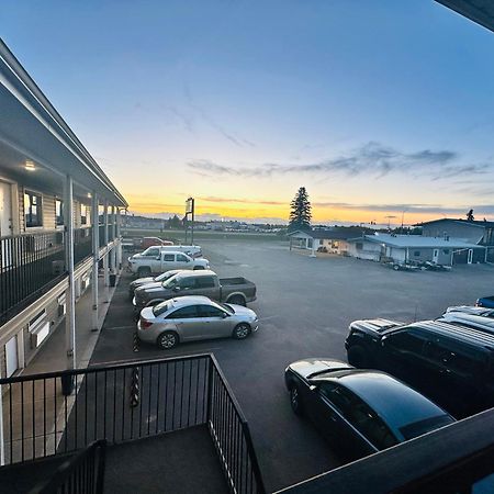 Voyageur Motel Rocky Mountain House Bagian luar foto