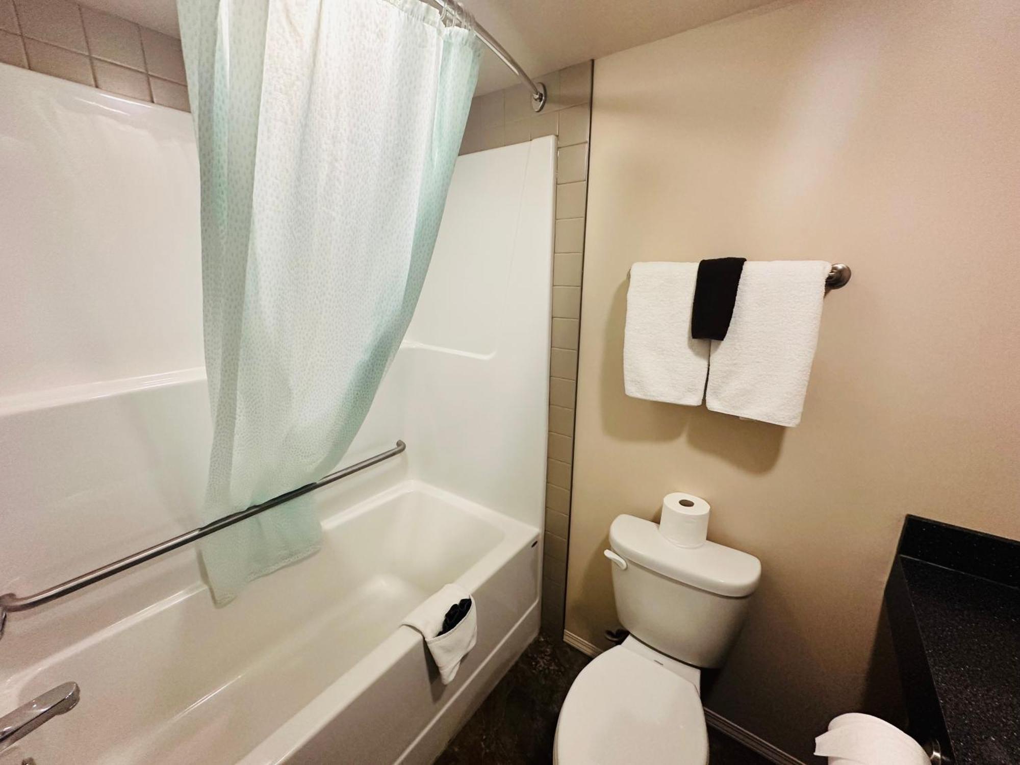 Voyageur Motel Rocky Mountain House Bagian luar foto