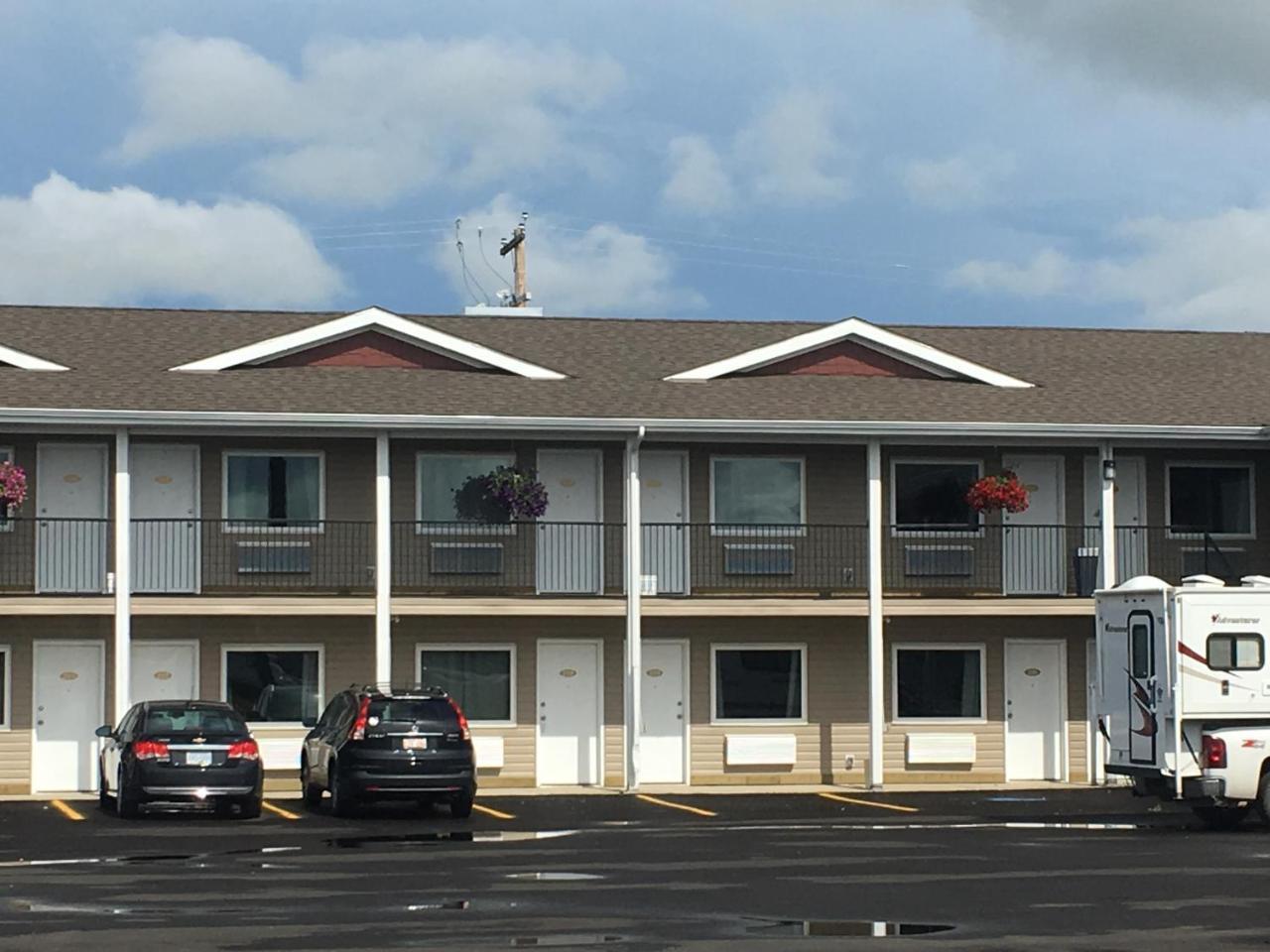 Voyageur Motel Rocky Mountain House Bagian luar foto